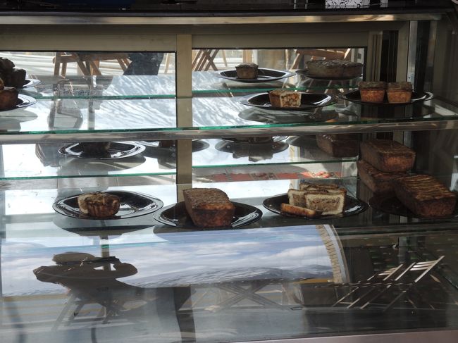 カリマバードに戻ると、軽い「ダウダウ」しか食べていないので、遅めのランチをということでしたが、ランチの代わりにケーキ屋さんに案内してもらいました。