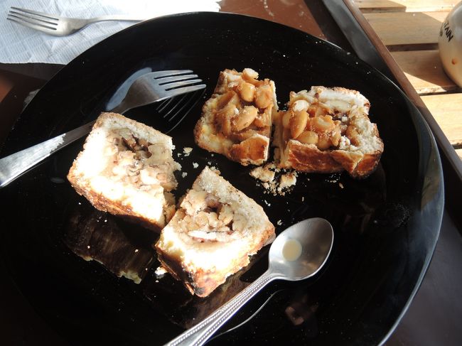 下がクルミケーキ、上はアーモンドケーキ<br /><br />特にクルミケーキが甘くておいしく、翌日日本へのお土産用に1本購入することに。<br /><br />お値段の方は、上の写真中央に写っているサイズで1500円ほどと、それなりのお値段です。パキスタンの物価を考えると高級品です。<br /><br />でもずっしり重く、クルミが目いっぱい詰まっています。日持ちもしますので、お土産にはいいかも。<br /><br />日本でも同じようなクルミケーキはないかと探したのですが、日本のクルミケーキは上にトッピングされていたり、ケーキ生地にパラパラと混じっていたりという程度で、このようなぎっしり詰まったケーキはあまりないようです）