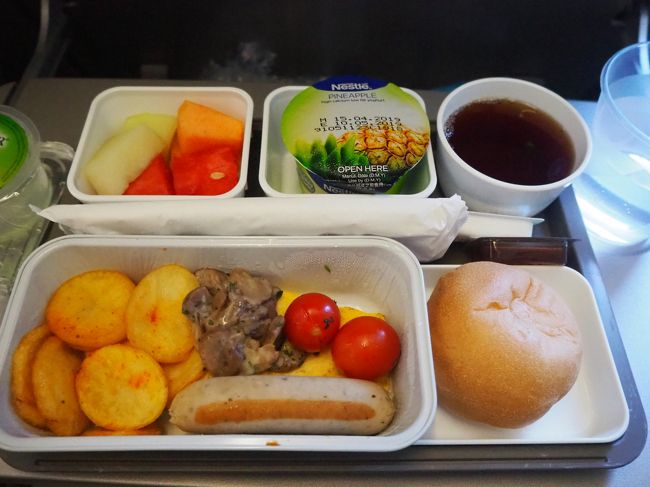 朝ご飯が出てきました～！<br />お粥かソーセージの2択でソーセージに。<br />思えばここからお芋多めな流れがスタートしていた。笑