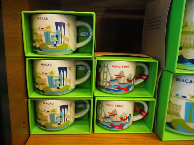 香港から市内へは日本で事前にエクスプレスの乗車券を購入！<br />手配してくれたお友達に感謝！<br />楽々、市内へ電車で1本で助かりました～！<br /><br />荷物は空港内でクロークがあり、預かってくれます◎<br />帰ってきてからのお風呂セットや不要なものは預けて軽装で観光！<br /><br />スターバックスをちらみ。<br />大きめのマグカップも小さ目のオーナメントも売ってました！<br />