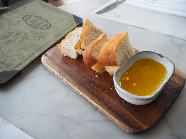 ランチコースは2種類選ぶか3種類選ぶかで値段が変わります。<br />前菜（サラダなど）デザート、メインの中から選択。<br />わたしたちはこの後もハシゴするので2種類に。<br />パンはついてきます！