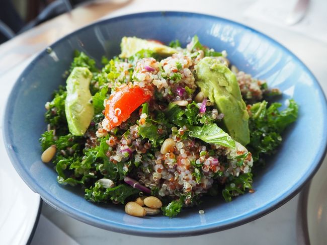 前菜　私のチョイスでキヌアサラダだけど、これ1人分じゃないくらいのボールみたいな量があります。笑　2人でサラダにしなくてよかった・・となりました。笑