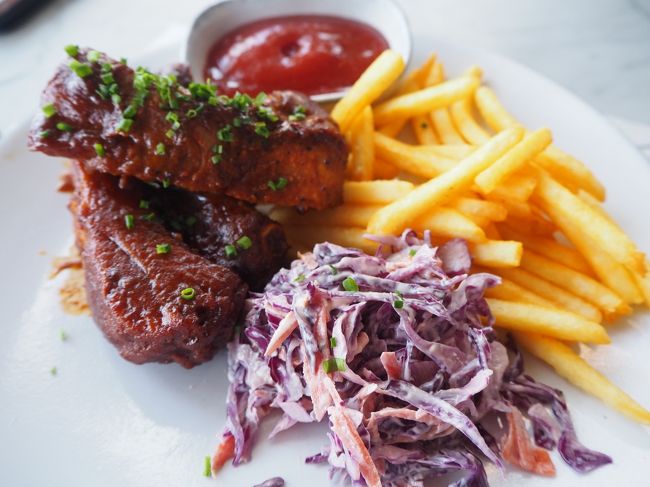 メインはポークのスペアリブ！<br />これはボリュームあるけど1人で食べれる量だし、美味しい～！☆