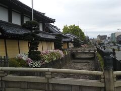 食後は歩いて、西本願寺へ。