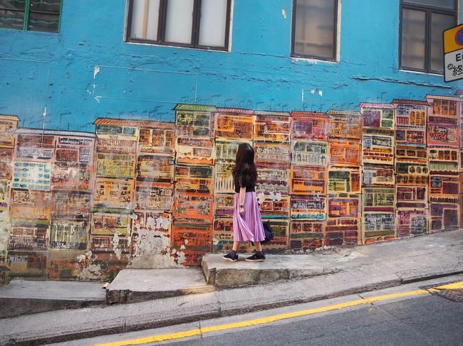 そしてその近くの香港といえばのこの壁！<br />結構長くてビックリ！<br />長いのでみんな一斉に色んな場所で撮影しています。笑