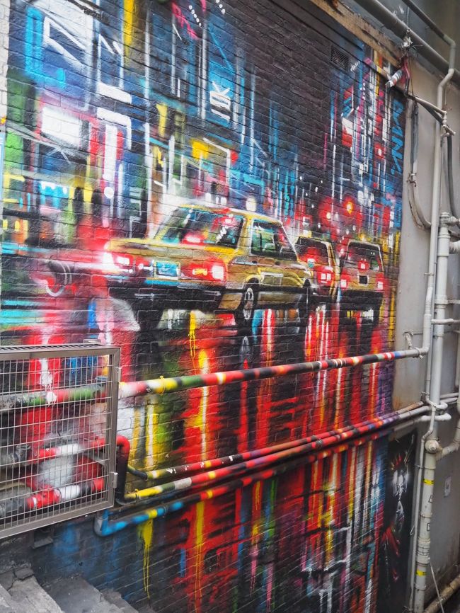 むかいにあったタクシー！<br />可愛いけど、ごみ置き場？の場所辺りで近くには寄れません。笑