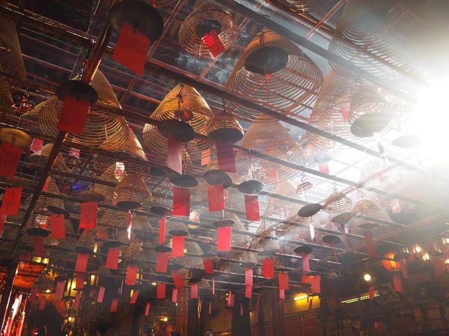光が当たると幻想的でした。<br />香港では、祀られている神への敬意を表するためのお清めの意味と、煙を絶やさないことで神への思いを絶やさないようにとの意味も込められているようです。