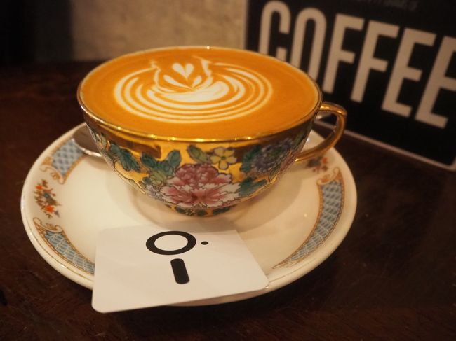 暑いのに、、食器が素敵なカフェなのでHOTも頼んでしまいました(笑)