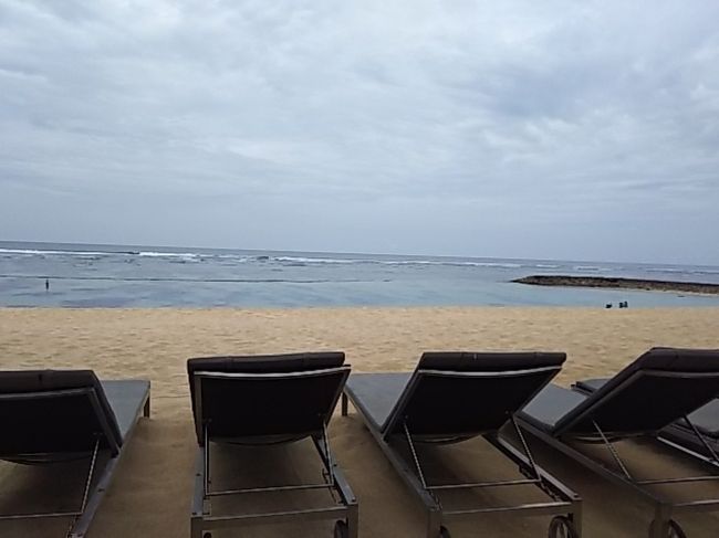 この旅で初めてのビーチ(๑>؂<๑)<br />しかもリッツカールトンチェックアウトの日。<br />ビーチリゾートに来て何してんだか。<br />私の気持ちと同じ曇り空。