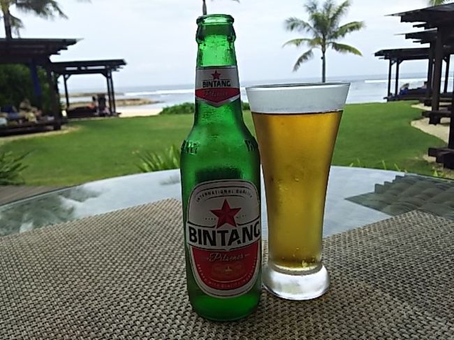 12時にチェックアウトし、ビーチでお昼ごはん。<br />ビールが美味しいヽ(*´∀｀)ノ<br />復活か？