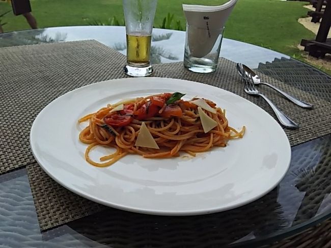 ポモドーロも美味しくいただきました。<br />チェックアウトしたので現金で支払い、<br />バギーでエレベーターホール近くまで送っていただき、<br />預けてあったスーツケース引き取って<br />２時に予約したタクシーでインターコンチネンタルに移動しました。