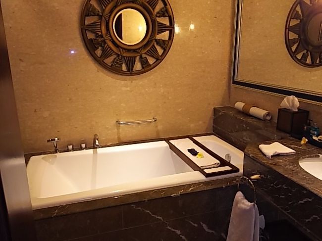 バスルーム。<br />お湯の温度調整ができるようになってました。 <br />でも、蛇口は回しづらかったです。