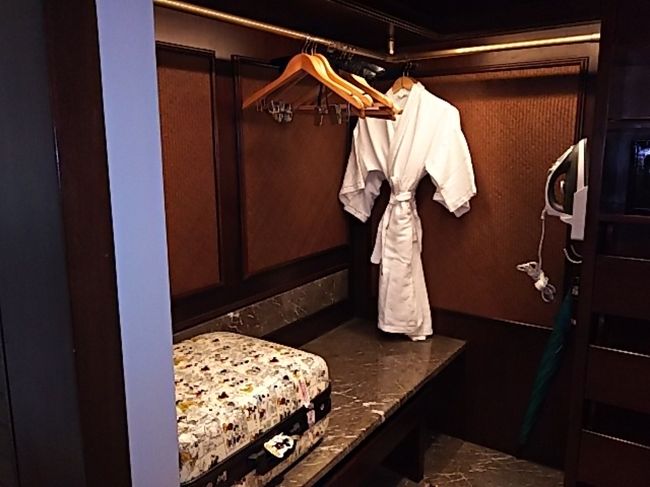 クローゼット。<br />２泊だけなので、ほとんどスーツケースに入れたままでした。