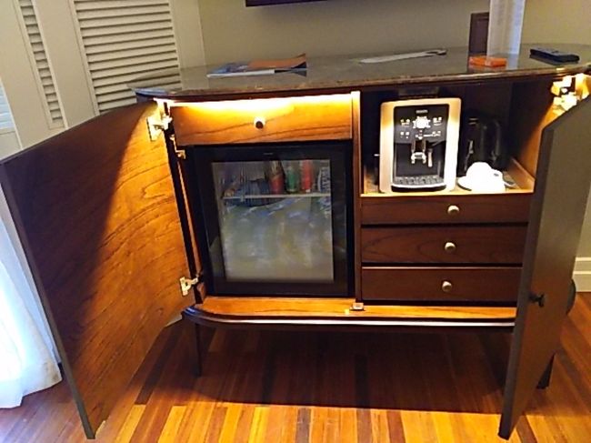 テレビの下は冷蔵庫とコーヒーメーカーやポットなどなど。