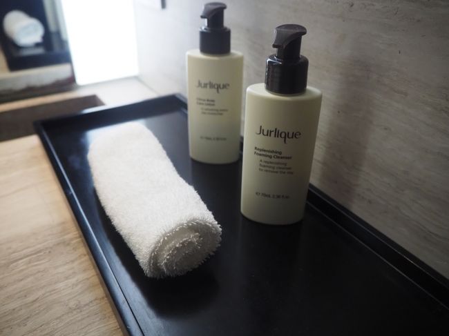 ワンワールドの会員なので（両親のお蔭）ラウンジ利用可能のため本当助かりました。<br />香港の空港のキャセのラウンジはたくさんあるし、設備凄すぎる・・<br />わくわくしてました。まずはシャワーをかりて！