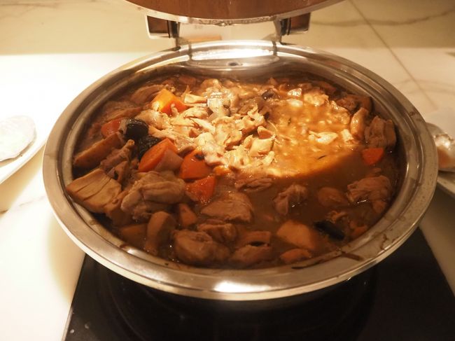 ビュッフェスペース！<br />このチキンおいしかった！