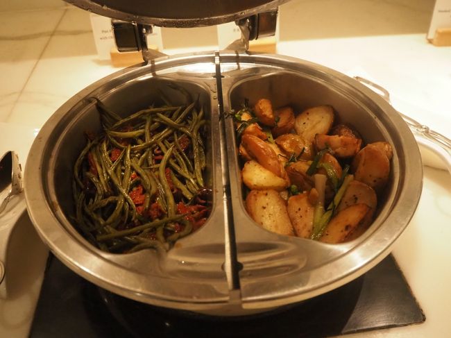 ビュッフェスペース。<br />お芋をまたたべてしまう。