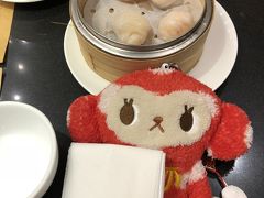 アフタヌーンティーだけでは足りないので来てみた。
エレメントの中にある海老雲呑麺のお店。
祖母は明け方の事もあって食べるのが怖いから食事は部屋の果物だけにしようと思ってたらしいけどお粥もあるのでここへ。


ナナ「また来たのよ。私のお気に入り。」