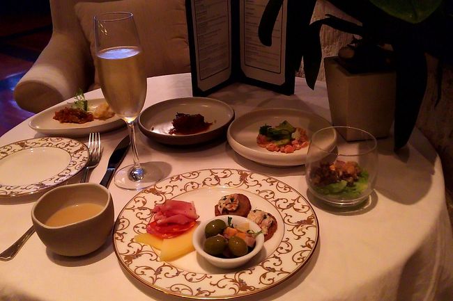 クラブラウンジでスパークリングワインと軽食をいただき部屋に戻り、令和を迎えました。