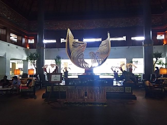 しばらく休憩した後COCOスーパーへお土産用ビールの買い出し。<br />ロビーの撮影スポット。