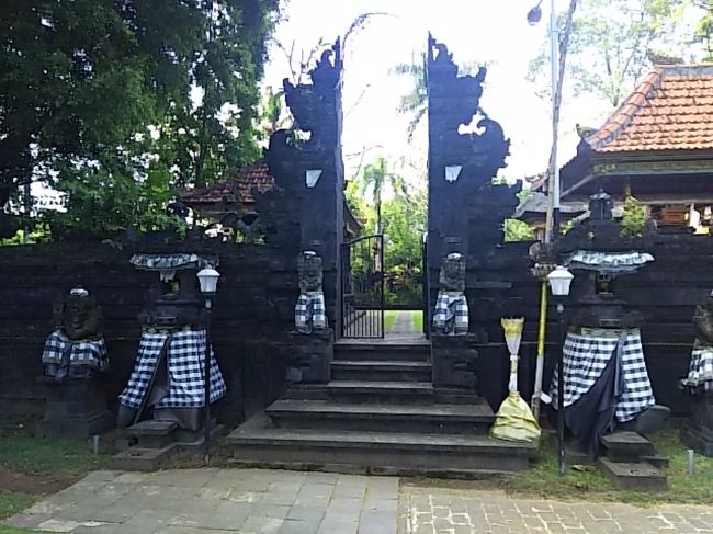 ビーチから外回りで歩いて行くとお祈りをする所があります。<br />私は信者じゃないので門の外からお参り。