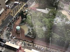 5月1日のメーデーだからかな？デモの行進。
この部屋に聞こえてくるくらいの声のデカさ。