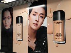 金鐘駅の乗り場にもう一個イーシン!!

あ、こっちのイーシン側からエスカレーター昇ったら改札に近かったです。
あのソロイーシンの方は階段しかなかった。（どんな覚え方

私「このイケメンの方がエスカレーターなの。他は階段上らなかんし。」
祖母「イケメンから昇ったらいいのね。」

祖母「あ。これこれ。」


※祖母は誰かわからない恐らく香港のタレントさんの所から昇ろうとしてましたがそれチャンイーシン違うから！！←