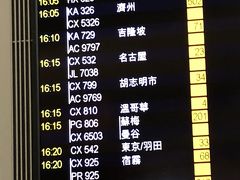 香港の空港は広いしインタウンチェックインだから必ず乗り場の確認を。

食べたり買い物に夢中になると走ることになります割とマジで。