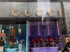 トランプタワー入口の横。

「GUCCI」がテナントではいってます。