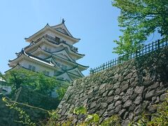 1622年に水野勝成によって築城された福山城。明治維新後もお城は現存していたが、1945年の福山大空襲で天守など主要な部分は焼失し、戦後に再建されたものだ。福山駅の直ぐ裏手にあり、日本有数の立地条件がよいお城だ。