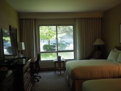 Hilton Seattle Airport & Conference Center

1階しかも通路に面しているのでどうかとも思ったけど、チェックイン時間前に部屋には入れたし、今から観光しかも寝るだけ。まぁいっか。。。