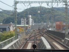 高架の京急久里浜駅を出発すると。