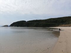 高浜ビーチに下りてきました。

遠浅の海が広がっています。

