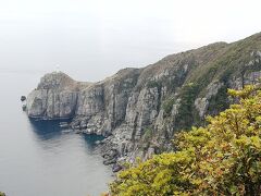 大瀬崎断崖が見える場所に来ました。

20キロメートルに及ぶ豪壮な海触断崖が連なる荒々しい景観です。