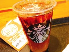 バスの乗り継ぎの待ち時間にまたもやスターバックスなんといっても充電できるのが嬉しい店