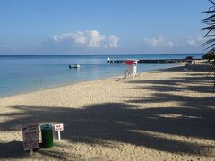 ドクターズ・ケーブ・ビーチ（綺麗な砂浜でした。）
(この後、ビーチで泳ぎました。中央に大きな浮き輪があり、もっと、沖の方に珊瑚があります。そこに、エンジェル・フィッシュや綺麗な熱帯魚を沢山、見ました。）