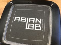 一旦、リベイラ市場に戻り、
遅い昼食です。
昨晩、一番人気だったAsian labをトライします。