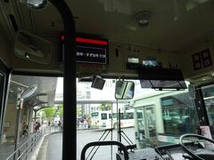 京都駅バス乗り場、めちゃくちゃ混んでました
有名観光地行きは大行列
でも広隆寺方面は全然で、一番前に座れました( *´艸｀)
