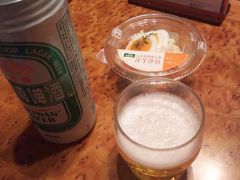 夕食は機内食だったので、少しのあての寝酒をいただきます。