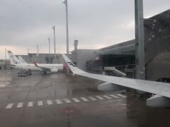 1時間20分飛んで、雨降るオスロ・ガーデモエン空港へ到着。時差の関係で20分しか経過してないことになって、なんだか得した気分です。