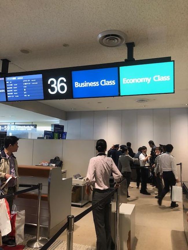 行きの中国国際航空上海行は早々に搭乗開始。<br />意外や意外～。超テキパキ。<br />ま～地上ハンドリングはANAスタッフ。<br /><br />ここである外国人ペアの預け荷物にヤバイ物が見つかった様子。<br />搭乗前に物々しい感じに。<br />これで遅延すんじゃないだろかと冷や冷や。<br />結果この2名は搭乗しないまま定刻19：30発は19：10にプッシュバック開始。<br /><br />優先搭乗やら最初から最後までない中国国際航空。好きかも・・。<br />