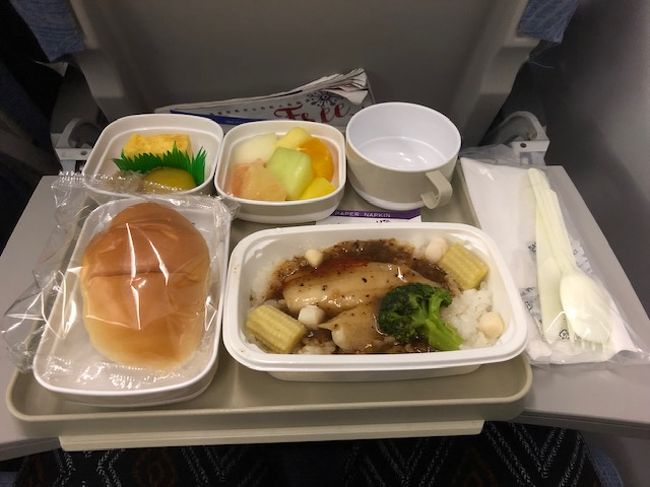 機材はエアバス321。LCC修行もあり座席が快適に感じます（泣）。<br />おまけに隣2席空席の超快適フライト。<br /><br />夕食の機内食がでました。成田搭載もありますが～。<br />あれ～美味しい～。<br />アシアナや大韓航空よりいいかも～。<br />で定刻よりかなり早く上海到着の100点満点。