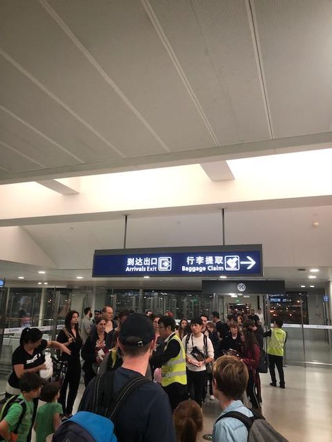 沖止でなかったのもラッキーです。<br />ここで地上係員が乗継案内を。<br />パリ・バルセロナ・ミランを連呼。<br />で全員集合するまで15分待ち。<br /><br />全員次のチケットがあるのに・・団体行動。<br />ここらの勝手が不思議です。<br />で誘導に従い民族大移動。<br /><br />結局、トランジットにおいても入国審査ではないものの・・。<br />専用カウンターで一人ずつパスポートチェックがありました。<br />でまんま行列のセキュリティに。唯一のライター1個は没収されました。<br />やはり中国乗継には時間の余裕は必須です。