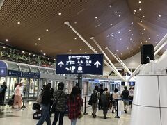 無事にクアラルンプール国際空港に到着。レガシー系は第1、LCC系は第2ターミナルに到着する。
シンガポールのチャンギ空港ほどではないが、クアラルンプール空港もかなり広い