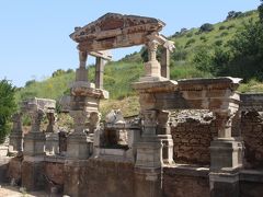 ＜3日め＞エフェソス遺跡はローマ時代の色々な時代の建築様式が混ざっているそうだ。これはトラヤヌスの泉