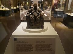 ちなみに、先ほどの写真左端の地母神は、首都アンカラのアナトリア文明博物館で見ることができます。アンカラにいらっしゃったら、ぜひお立ち寄りいただきたい場所です。

紀元前5750年のもので、コンヤの南にあるチャタル・ホユックで出土しました。

アンカラのこの博物館で、著名な考古学の先生の説明を聞いた際に、キベレが姿を変えたアルテミス像がエフェスにあると知り、ぜひ行ってみたいと思っていたのです。
