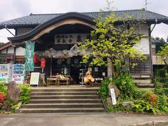 ２時間半ほど車を走らせて着いたのが、白山平泉寺。
泉屋前の駐車場に車を停めます。