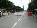 ホテルの前の道路は基本通行止めになってて、自分でバリケードを開けてバスを入れるみたい。
風が強いので、帽子が飛ばされそうだけど、町ブラに出かけるか。