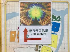 あまりにも、タイ人しか歩いていない住宅街なので少し不安になりながら駅から炎天下の中20分ほど歩くと。。

案内の張り紙発見！