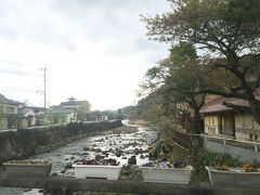 晴れても曇っても雨でも雰囲気抜群の長湯温泉エリア。

この日はすこしどんより。
だがそれもよし。

道の駅に駐車して、芹川沿いをのんびり散歩してみる。
